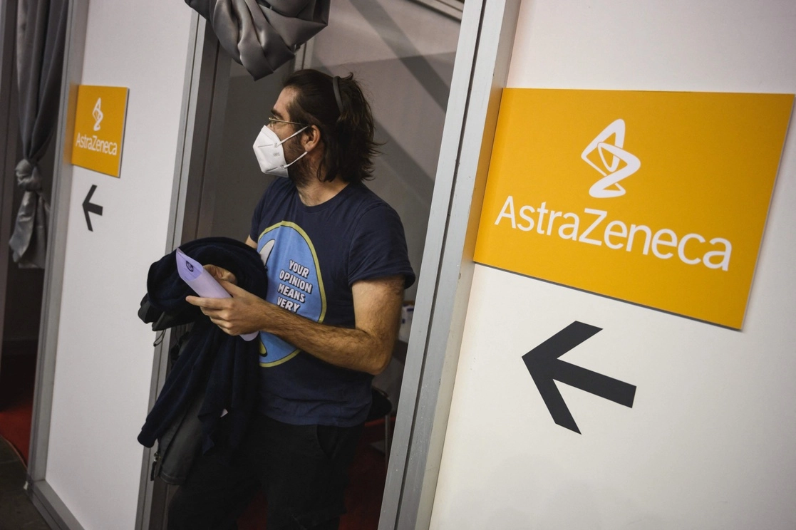 El panel de seguridad de vacunas de la OMS informó que los datos de la dosis contra el Covid-19 de AstraZeneca no apuntan a ningún aumento general en las condiciones de coagulación. En la imagen, un centro de vacunación en Belgrado, Serbia, el 19 de marzo de 2021. Foto Afp