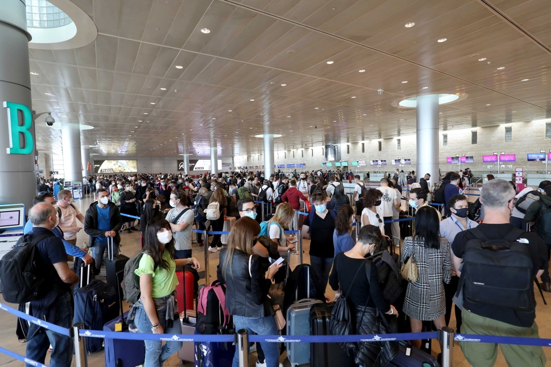 Tras el cierre de fronteras en Israel, el Aeropuerto Internacional Ben Gurion, en Tel Aviv, se vio atestado ayer de viajeros. Foto Xinhua