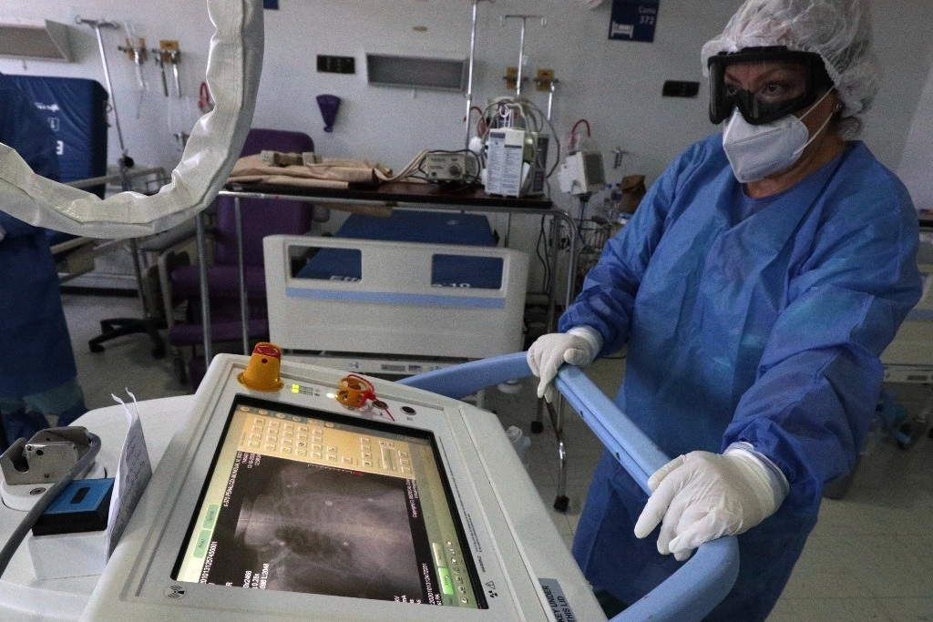 Personal de salud toma una placa toráxica con su equipo de radiografía portátil en el área donde se atiende Covid-19 en el Hospital Juárez, en la Ciudad de México, el 13 de octubre de 2020. Foto Roberto García Ortiz