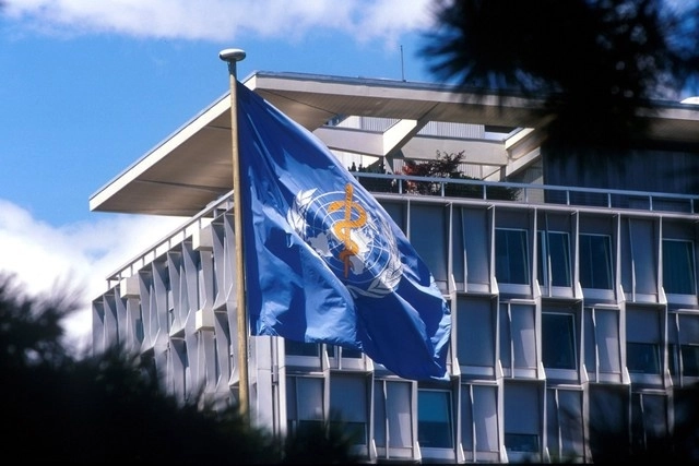 Bandera de la Organización Mundial de la Salud (OMS) en su sede de en Ginebra, Suiza. Foto Europa Press