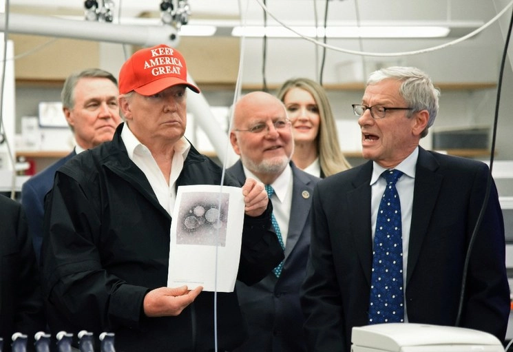 Mientras se anuncian nuevos casos, Donald Trump afirmó que la propagación del Covid-19 en Estados Unidos "se ha detenido". Foto Atlanta Journal-Constitution vía Ap