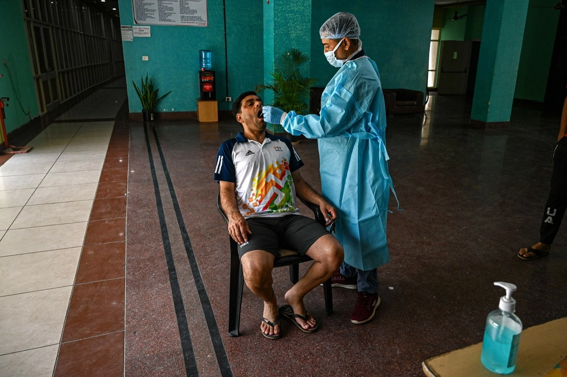 Prueba PCR en el albergue del estadio Indira Gandhi, en Nueva Delhi, India, ayer. Foto Afp