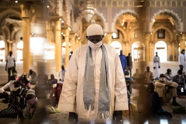 En una mezquita que reabrió tras dos meses de estar cerrada por el coronavirus en Dakar. Foto Afp