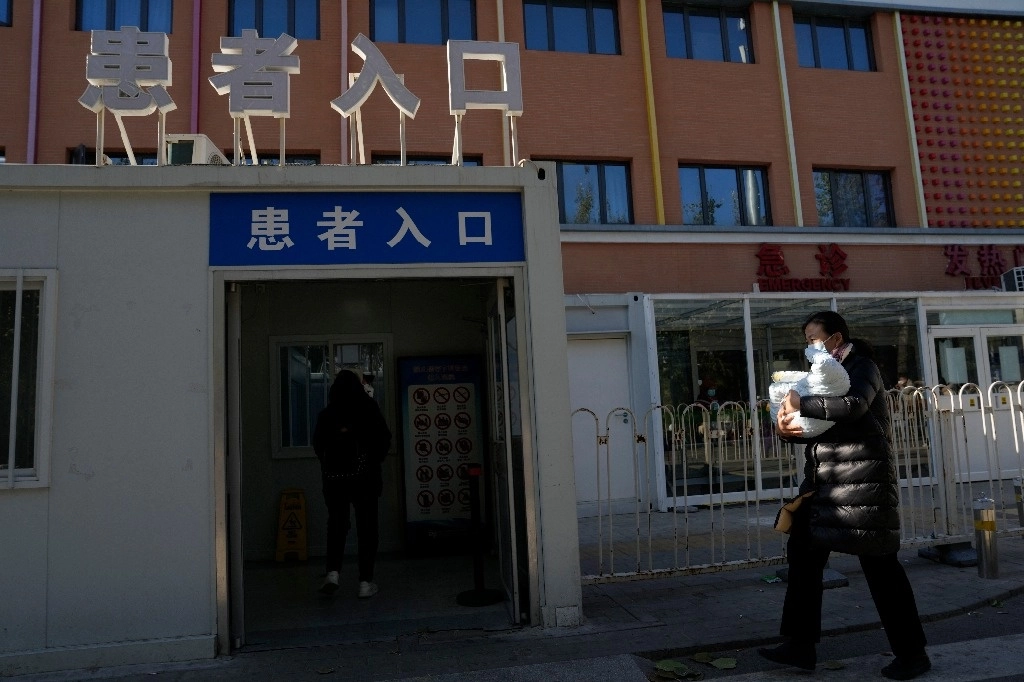 China no detectó patógenos "inusuales o nuevos" relacionados con un repunte de enfermedades respiratorias en el norte del país, reportó la Organización Mundial de la Salud. La imagen, en Pekín el 24 de noviembre de 2023. Foto Ap