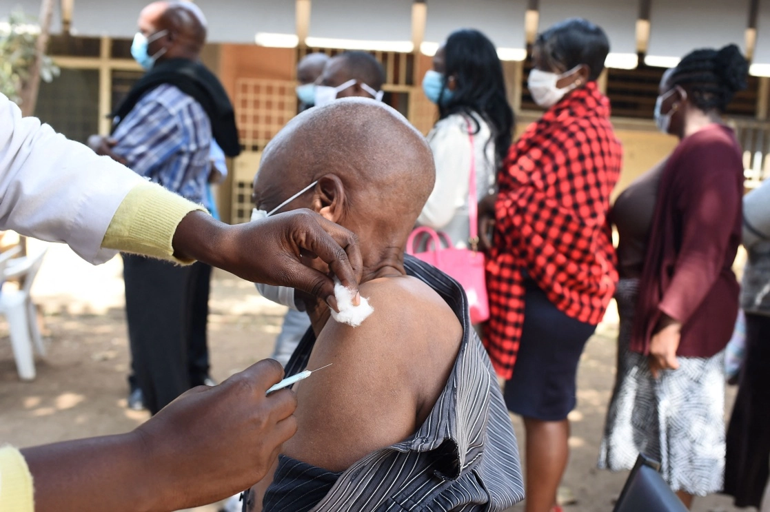 Aplicación de la vacuna de AstraZeneca contra el coronavirus en Nairobi, Kenia, el 10 de agosto de 2021. Foto Afp 