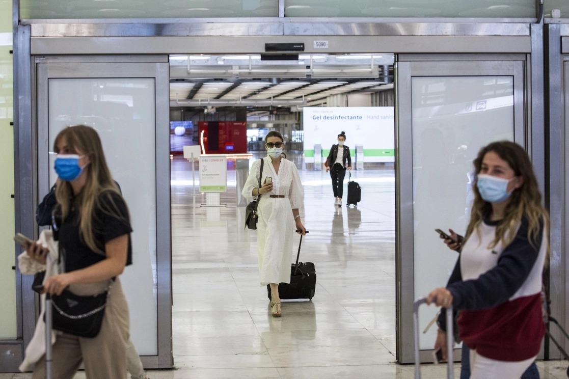 Pasajeros a su llegada al Aeropuerto Adolfo Suárez Madrid-Barajas, el 29 de junio de 2021. España permite la entrada de viajeros vacunados desde terceros países a la UE, salvo India, Brasil y Sudáfrica. Foto Europa Press