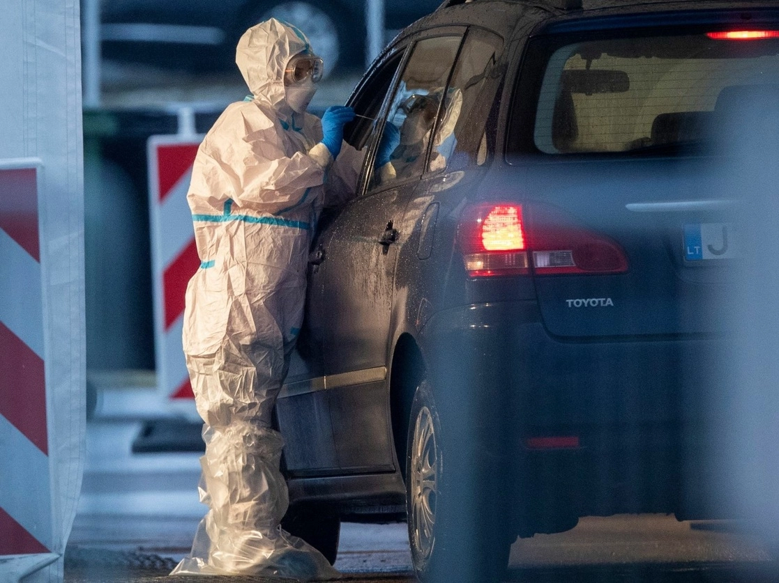 Personal médico realiza pruebas de detección  de Covid-19 en Vilna, Lituania. Foto Ap 