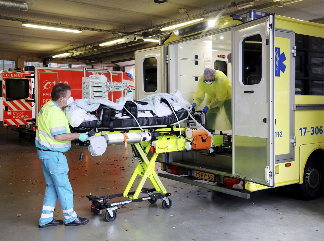Para la OMS el aumento del Covid en Europa responde a la flexibilización de las restricciones, vacunación insuficiente y virulencia de variante Delta. En la imagen, paramédicos holandeses trasladan a un paciente desde Rotterdam al Hospital Universitario BG de Bochum, Alemania, el 23 de noviembre de 2021. Foto Ap