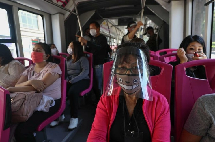 Usuarios del Metrobús en Ciudad de México. Foto Yazmín Ortega Cortés