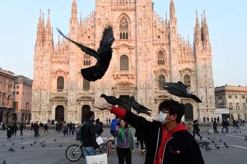 Italia, donde van seis muertos por coronavirus, instaló ayer un cordón sanitario en 10 ciudades para contener los contagios. La imagen, en la Plaza del Duomo, en Milán. Foto Afp