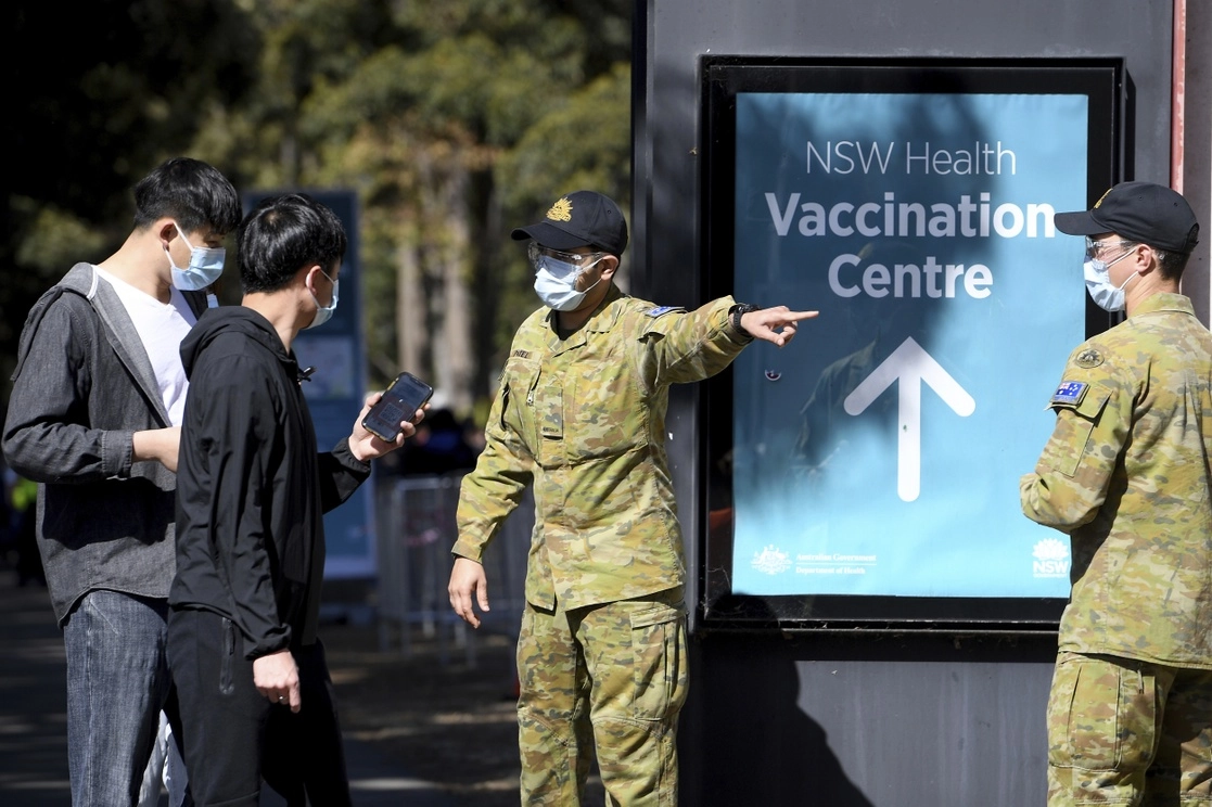 Personal de la Defensa de Australia dirige a ciudadanos hacia una clínica de vacunación contra el coronavirus en Sidney, el 18 de agosto de 2021. Foto Ap 