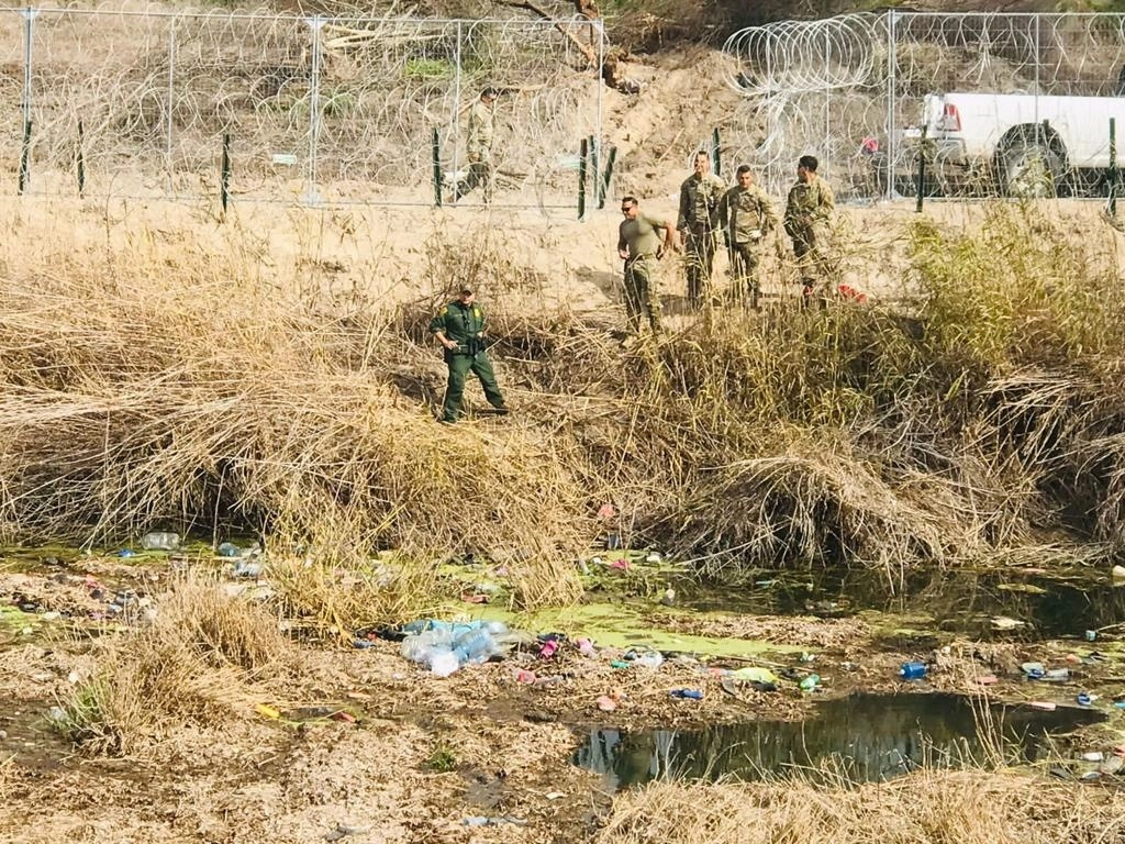 Autoridades de Estados Unidos localizaron el cuerpo de un migrante venezolano quien murió ahogado hace 11 días. Foto La Jornada