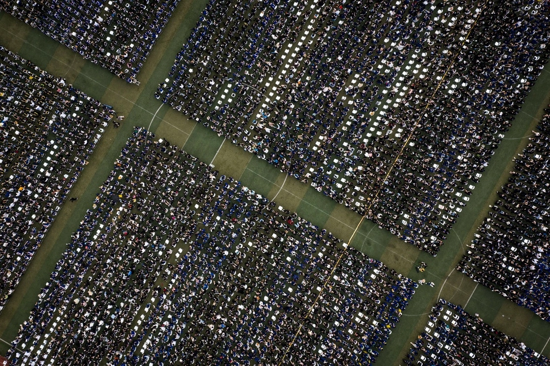 Vista aérea de la ceremonia de graduación de alrededor de 11 mil estudiantes en Wuhan, China, el 13 de junio de 2021. Foto Afp 