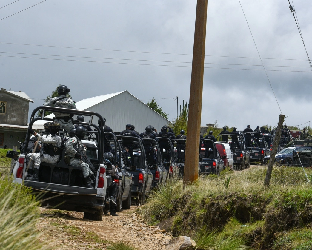 Un tiroteo entre integrantes de grupos delictivos y efectivos de la fiscalía mexiquense, de la Guardia Nacional y de la Marina en la comunidad Palo Amarillo, municipio de Texcaltitlán, dejó 11 civiles armados fallecidos y siete heridos. El choque se dio al desplegarse un operativo para la captura de un presunto dirigente de La familia michoacana. Autoridades señalaron que los sicarios atacaron a las fuerzas gubernamentales, las cuales repelieron la agresión. Foto Cuartoscuro