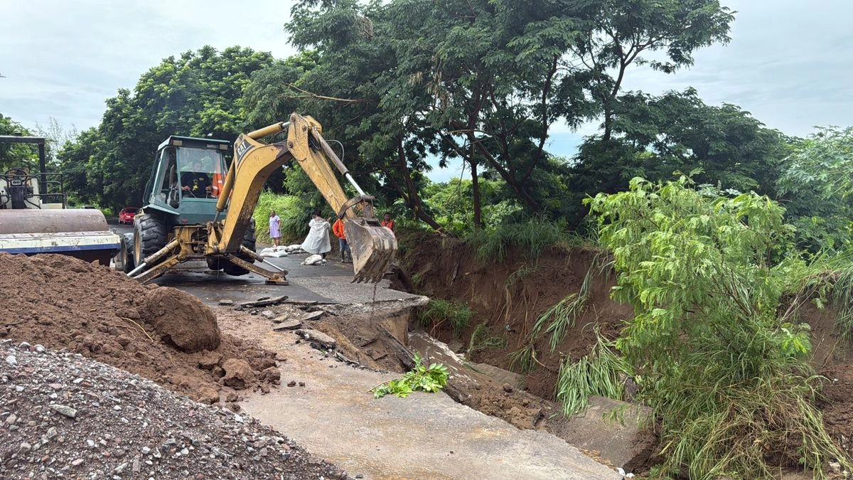 La carretera que conecta la comunidad de La Lima con Villa Juanita, en San Juan Evangelista, está cerrada a la circulación debido al incremento del nivel del agua y un socavón, por lo que las autoridades han comenzado a trabajar en la zona.