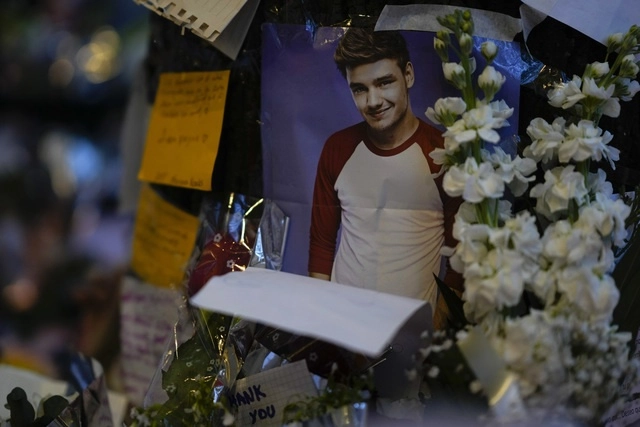Una fotografía del ex cantante de One Direction, Liam Payne, adorna un monumento afuera del hotel donde fue encontrado muerto después de caer desde un balcón en Buenos Aires, Argentina. Foto Ap