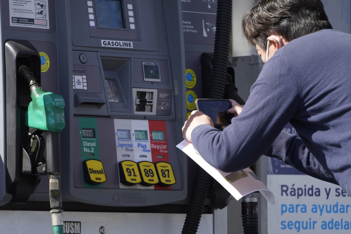 Como consecuencia de las tensiones geopolíticas en Europa los precios de referencia del crudo y los refinados han impactado los precios internacionales de los hidrocarburos. Foto Ap