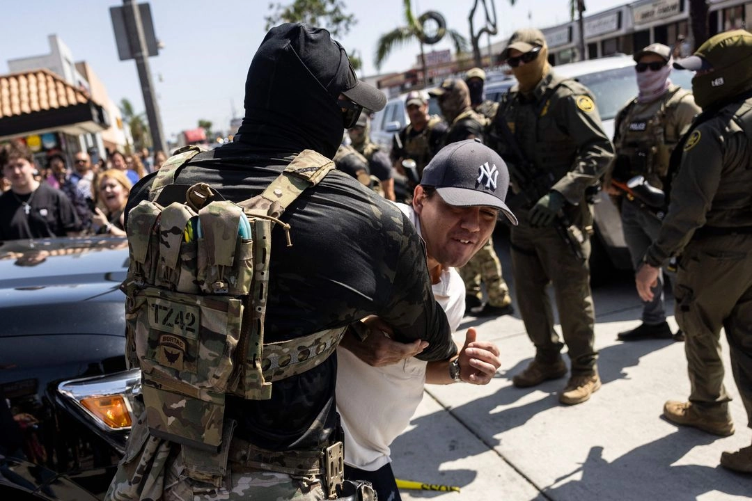 Un hombre fue detenido durante enfrentamientos después de que agentes de la Oficina de Aduanas y Protección Fronteriza intentaran allanar una tienda en Bell, al sur de Los Ángeles, el 20 de junio de 2025. Foto 