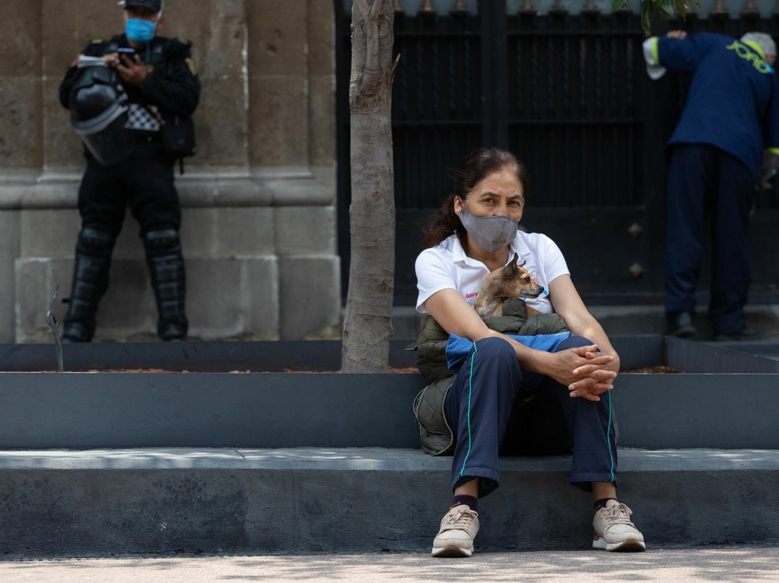 Una mujer en el Centro Histórico de la Ciudad de México. Foto Pablo Ramos / Archivo