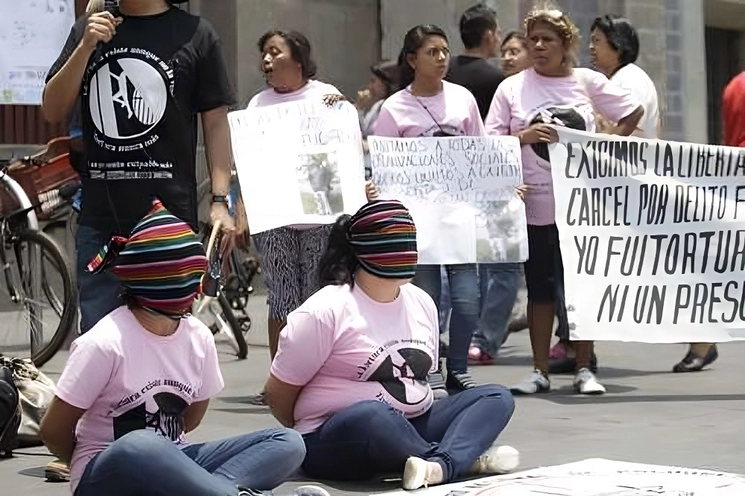 Activistas durante una protesta contra la práctica de la tortura. Foto Yazmín Ortega Cortés / Archivo 