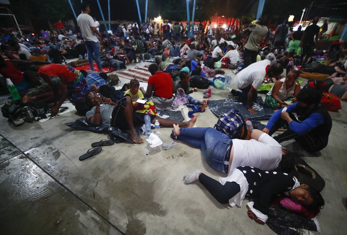 Migrantes pernoctan en la ciudad de Huixtla, Chiapas, tras caminar más de 12 horas. Foto Víctor Camacho