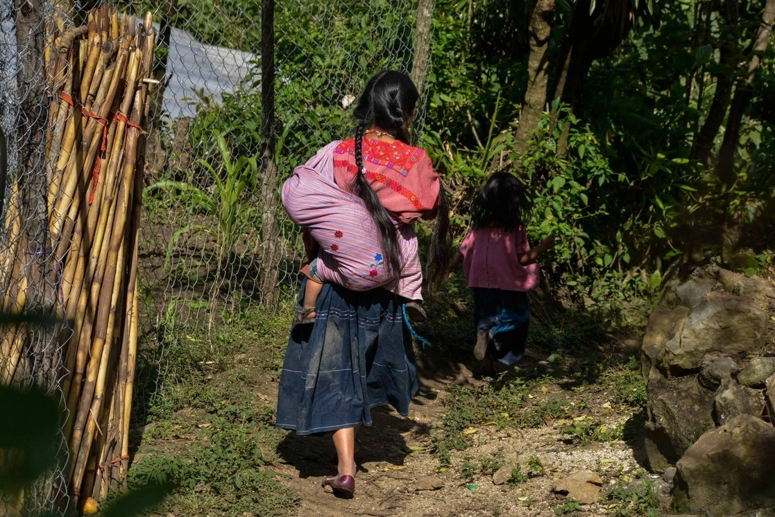 Familia desplazada por los ataques de paramilitares en Chiapas. Foto Cuartoscuro / Archivo
