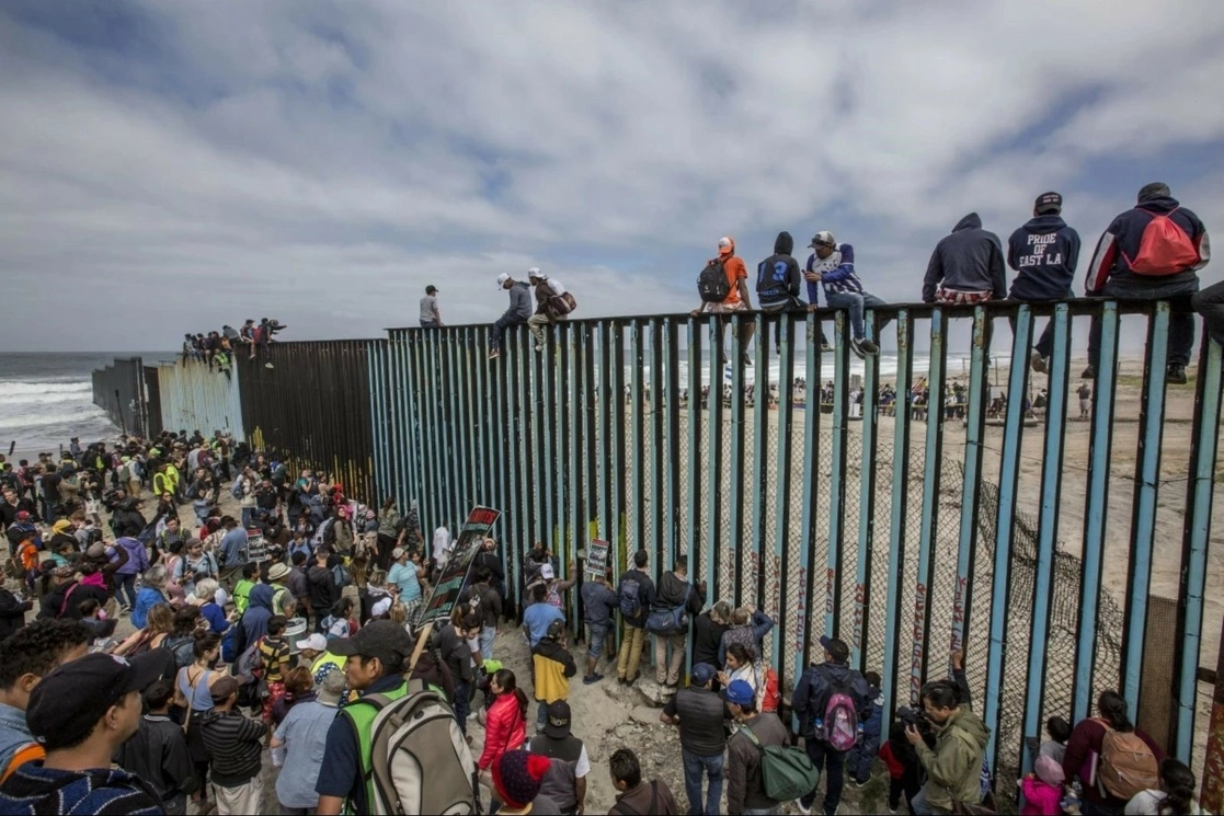 Migrantes centroamericanos en el muro fronterizo de Tijuana con Estados Unidos. Foto Cuartoscuro / Archivo