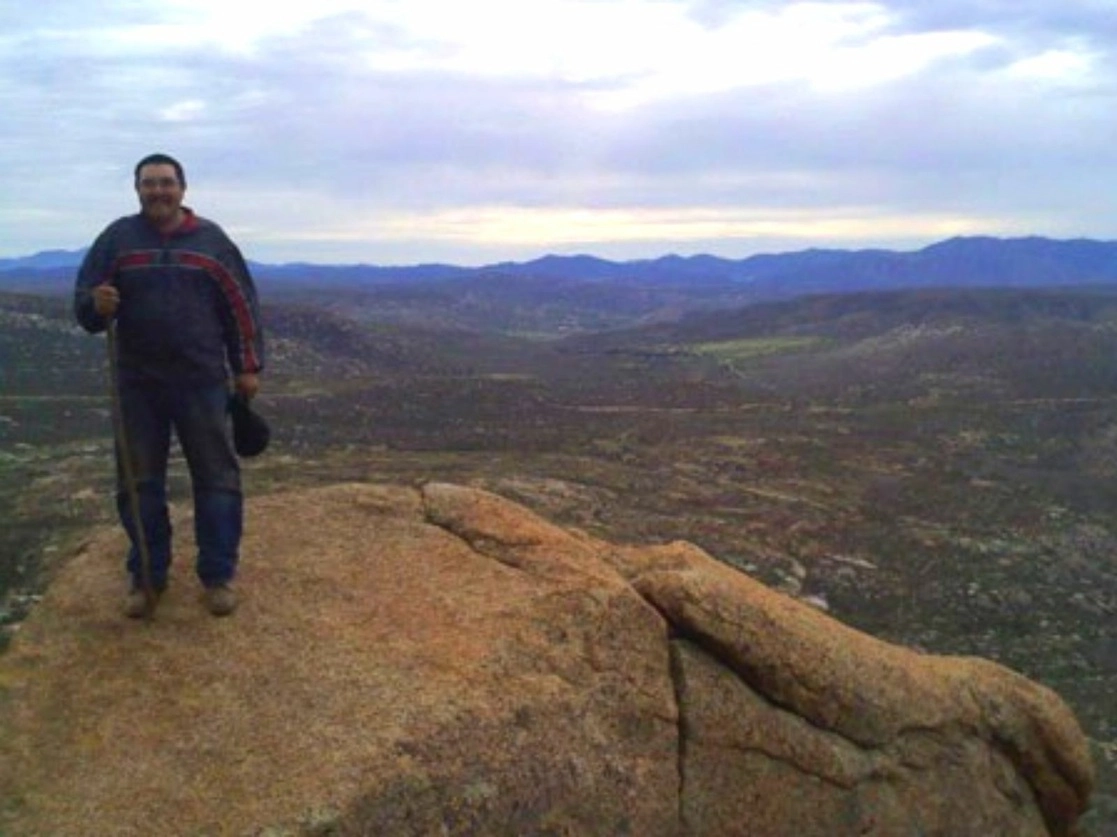 En los últimos meses se dedicó a denunciar la falta de agua en la comunidad de Juntas de Nejí, en el muncipio de Tecate, y el acaparamiento de pozos por grandes usuarios, informaron sus compañeros de lucha. Foto tomada del Facebook de @oscar.eyraud