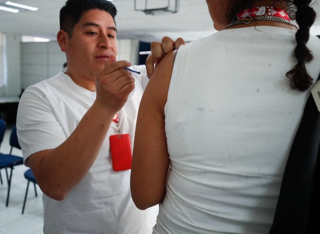 Campaña de vacunación contra la influenza en la Ciudad de México, el 15 de octubre de 2024. Foto Cristina Rodríguez