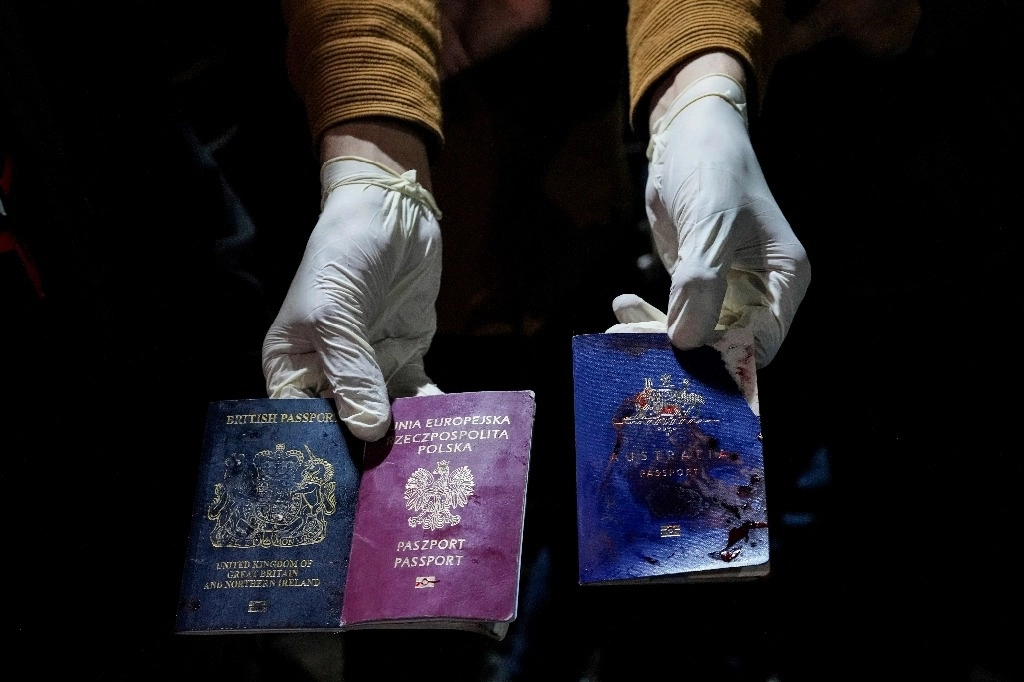 Un hombre sostiene los pasaportes ensangrentados de tres víctimas del bombardeo israelí contra trabajadores de World Central Kitchen en Gaza, el 2 de abril de 2024. Foto Ap 