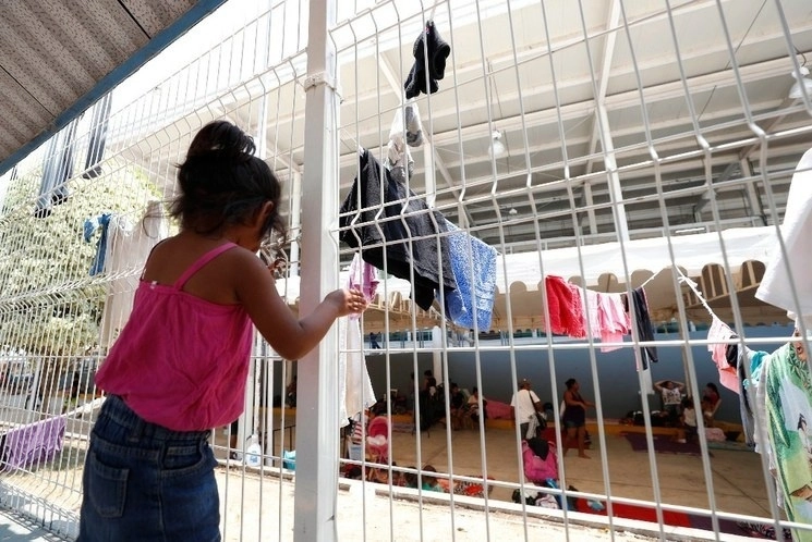 La principal preocupación de los observadores internacionales es la vulnerabilidad de los menores de edad, no sólo por el incremento de su presencia en los puntos fronterizos, sino también porque las políticas migratorias de los países, en este caso señalan a México, España y Estados Unidos, no garantizan su protección. En la imagen, Una menor de edad en un albergue para migrantes. Foto Alfredo Domínguez / Archivo
