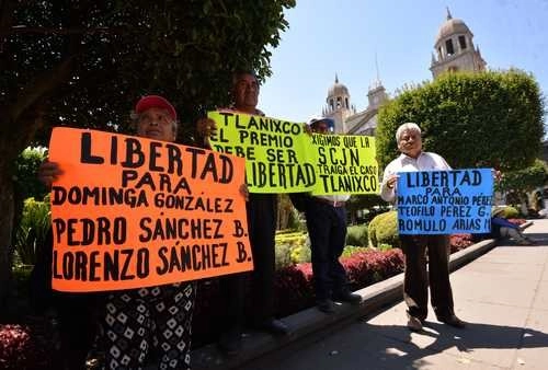 Comuneros de San Pedro Tlanixco se manifestaron frente al Poder Judicial del estado de México para exigir la libertad de los presos políticos de esta comunidad.Foto Mvt/ Archivo
