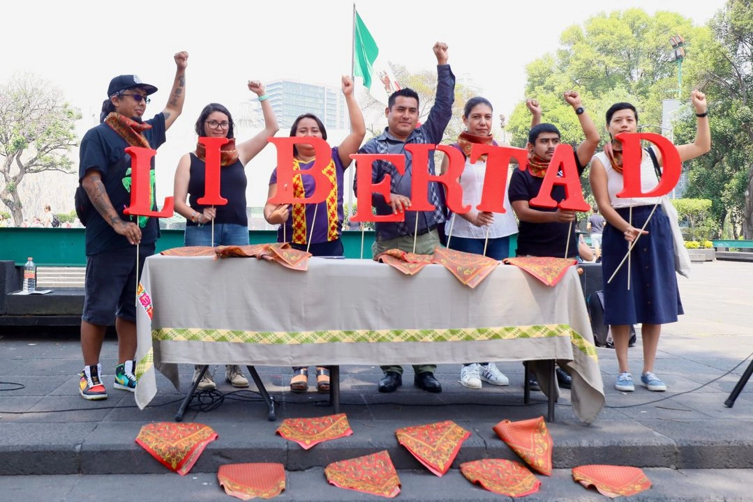 Integrantes de la Misión Civil de Observación del Istmo de Tehuantepec y la Unión de Comunidades Indígenas de la Zona Norte del Istmo de Tehuantepec realizan una conferencia de prensa frente al Museo Nacional de Antropología, en el marco del Día de la Madre Tierra, en la que dan a conocer la situación de 25 personas criminalizadas por defender sus derechos humanos