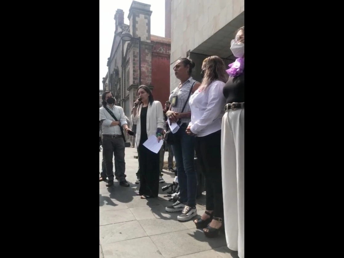 Representantes de organizaciones feministas, LGBT y de la familia LeBarón, afuera del Museo de la Memoria y Tolerancia, durante conferencia de prensa, el 15 de agosto de 2022. Imagen tomada de un video difundido a través del Facebook de @MareaVerdeMx