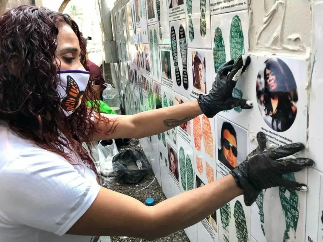 Tranquilina Hernández, madre de Mireya Montiel Hernández, durante el acto convocado hoy por el colectivo Huellas de la Memoria, en honor de la joven desaparecida hace seis años, realizado en el Muro de la Memoria, frente a la FGR, Ciudad de México. Foto Luis Castillo