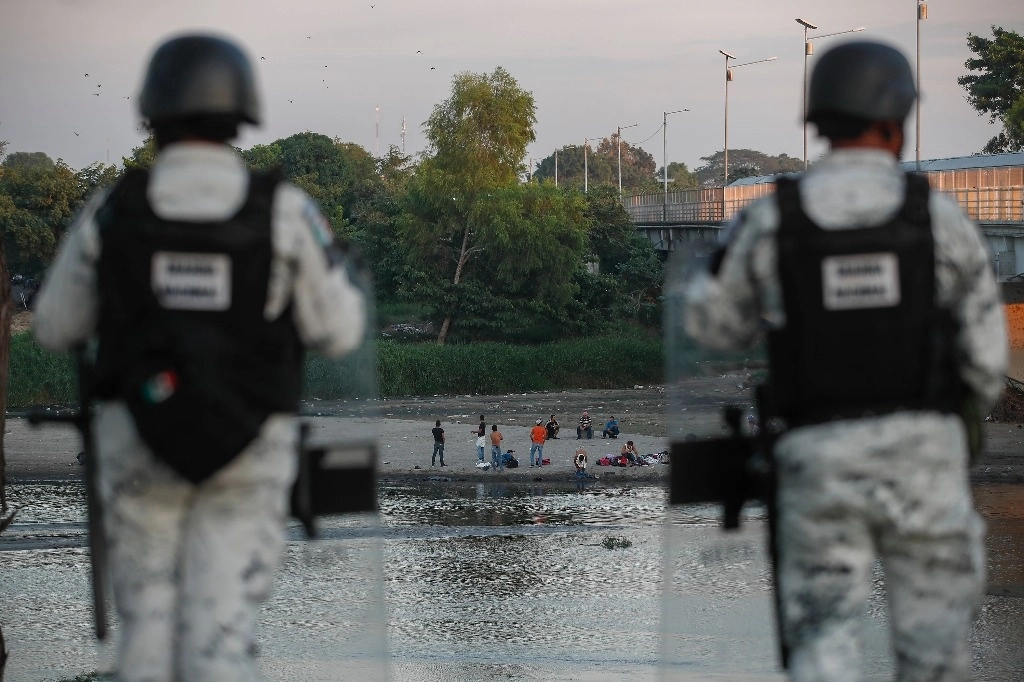 Elementos de la Guardia Nacional patrullan el cauce del río Suchiate, donde se espera la llegada de cientos de migrantes centroamericanos. Foto Víctor Camacho / Archivo