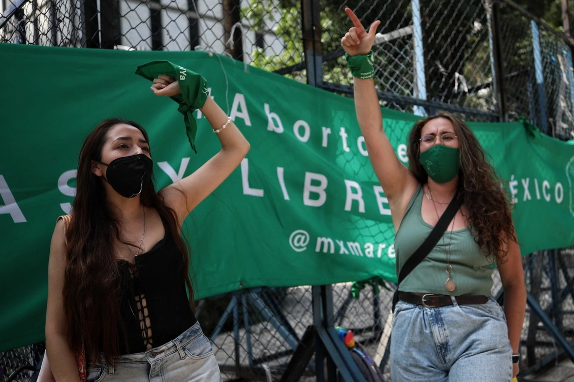Manifestantes durante la protesta en la embajada de EU en México. Foto Marco Peláez