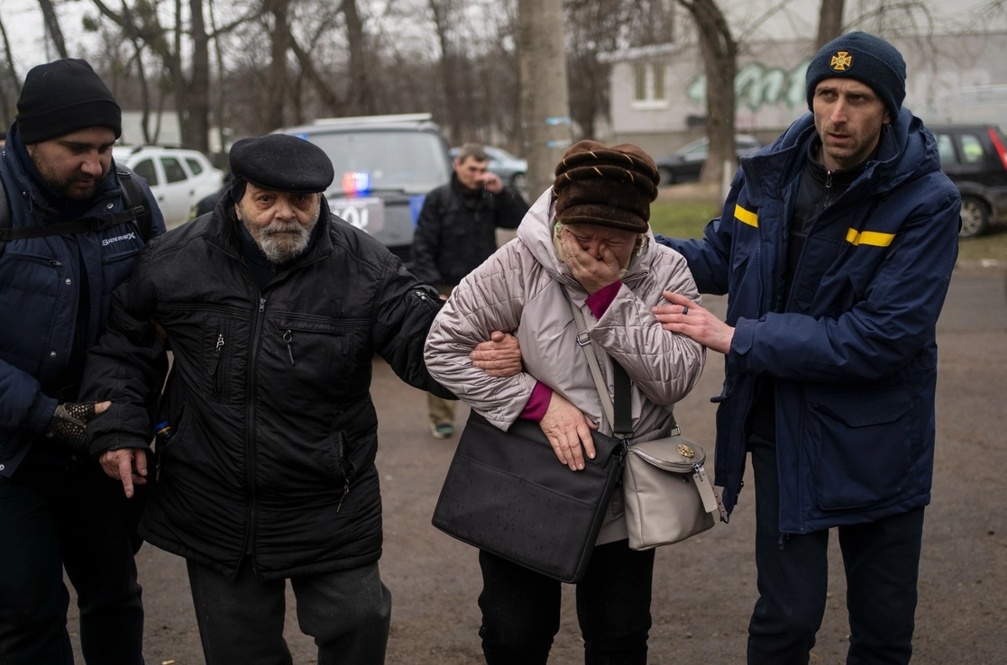 Residentes evacuados de Irpin llegan a un centro de asistencia en las afueras de Kiev, Ucrania. Foto Ap