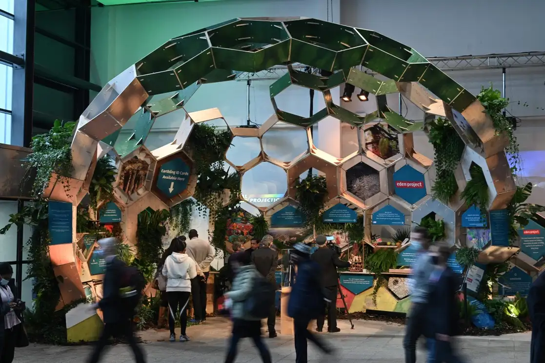 En la sede del encuentro, que concluirá el 12 de noviembre, fue colocada ayer una cúpula del Proyecto Edén con una muestra de la biodiversidad planetaria. Foto Afp