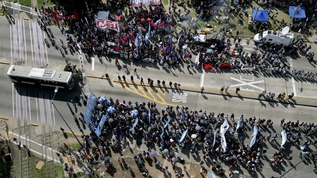 Argentinos protestan ante la propuesta de reformas que criminalizan la manifestación. Foto Ap