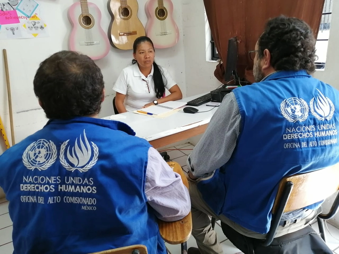 La maestra indígena y defensora, Basilisa Montaño, con representantes de la ONUDH, el 21 de julio de 2022. Foto tomada del Twitter de @ONUDHmexico