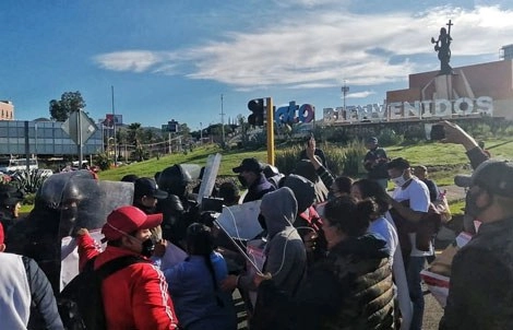 Familiares de desaparecidos e integrantes de organizaciones civiles que se manifestaban ayer en la ciudad de Guanajuato fueron desalojados por elementos de las Fuerzas de Seguridad Pública del estado. Foto La Jornada