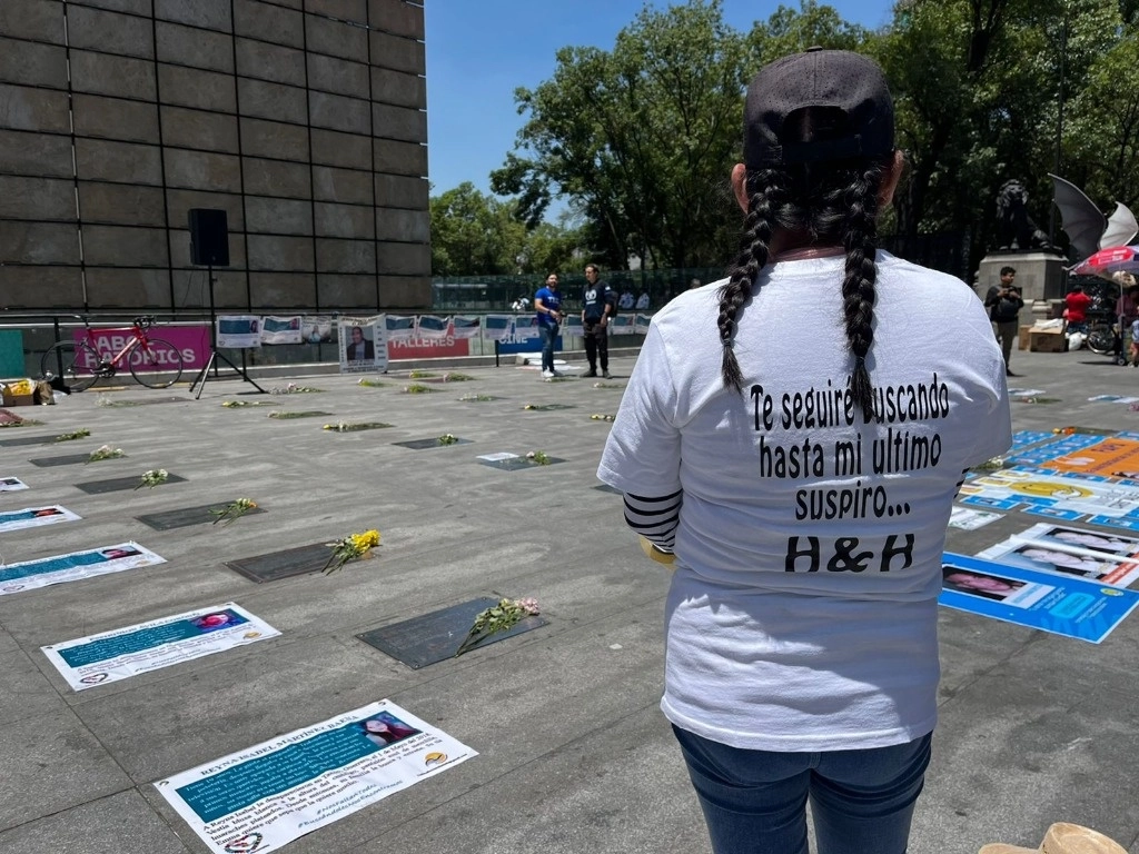 Familias buscadoras de personas desaparecidas conmemoran el Día del Padre con la exigencia del pronto regreso a casa de los padres desaparecidos y reconociendo el esfuerzo de búsqueda en la Estela de Luz, en la Ciudad de México, el 16 de junio de 2024. Foto Luis Castillo