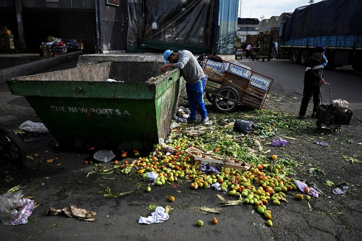 Cerca de la mitad de la población mundial vive en países que gastan más en el pago de intereses de su deuda que en educación, salud o alimentos, señaló la ONU. Foto Afp 