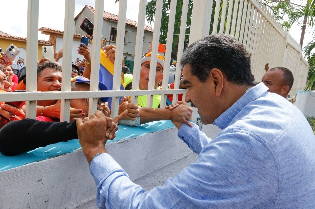 Esta imagen publicada por la Presidencia venezolana muestra al presidente venezolano, Nicolás Maduro, saludando a sus partidarios durante un mitin de campaña en Barinas, Venezuela, el 18 de junio de 2024. Foto Afp