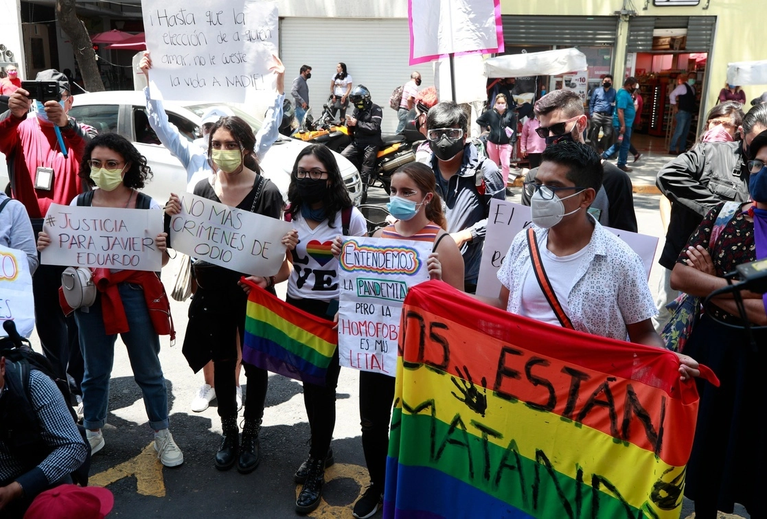 Miembros de la comunidad LGBT marcharon por la muerte de uno de sus compañeros y la discriminación que reciben, el 31 de agosto de 2020. Foto Alfredo Domínguez