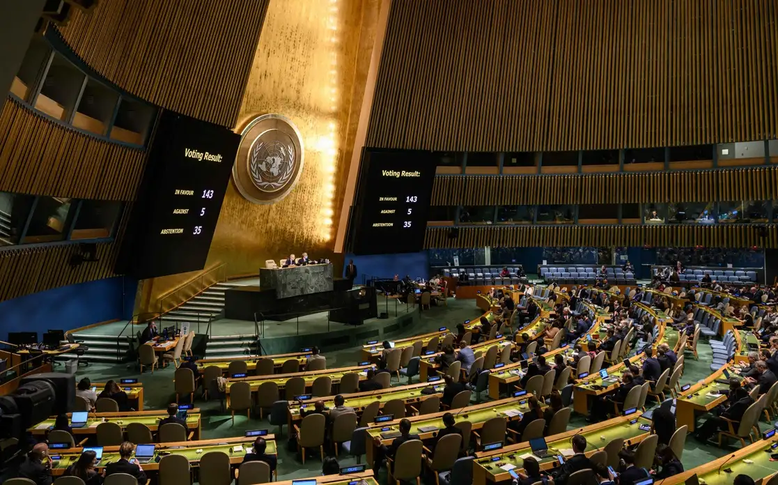 La Asamblea General de la ONU condenó ayer por mayoría, 143 votos en favor –incluido México–, cinco en contra y 35 abstenciones, la incorporación de Donietsk, Lugansk, Jersón y Zaporiyia a la esfera rusa mediante “actos ilícitos”, en alusión a los recientes referendos, al tiempo que exigió que revoque de inmediato estas decisiones y retire sus fuerzas militares de Ucrania. El jefe del Kremlin, Vladimir Putin, dio a entender que Estados Unidos está detrás del sabotaje a sus gasoductos en el Báltico. Foto Afp 