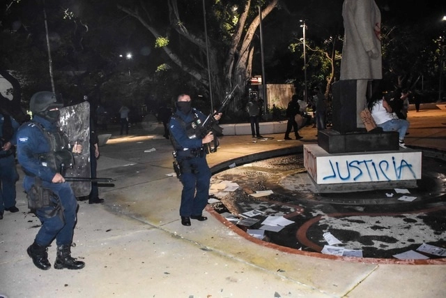 Expertos en derechos humanos de la Organización de las Naciones Unidas instaron a corporaciones policiales de México a cesar las agresiones contra mujeres manifestantes, luego de que policías dispararon al aire para dispersar una protesta en Cancún. Foto Afp / Archivo