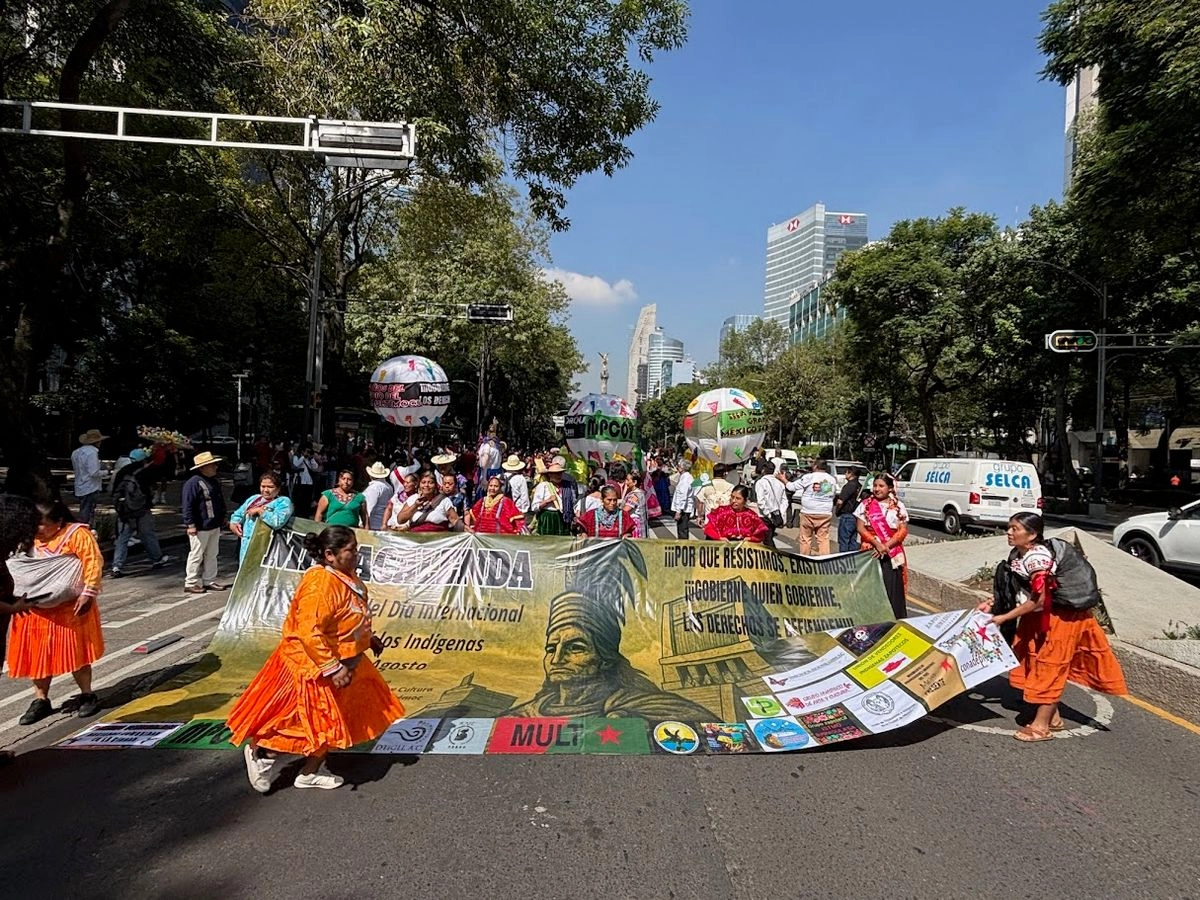 Integrantes del Movimiento de Pueblos, Comunidades y Organizaciones Indígenas realizan la décimo sexta Megacalenda en el marco del Día Internacional de los Pueblos Indígenas, en la Avenida Paseo de la Reforma, el 9 de agosto de 2025. Foto 