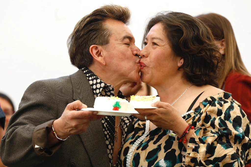 Una pareja contrajo matrimonio durante una celebración de boda colectiva en CDMX. Foto Germán Canseco
